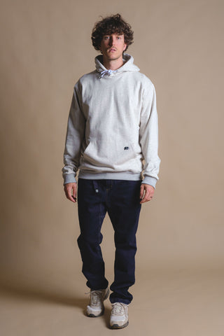 Persona che indossa una Reversible Fleece Hoodie, vista frontale | TP_IMAGE_TYPE=MODEL_FRONT