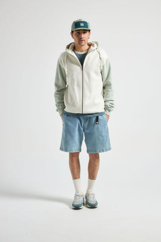 Personne portant un Color Block Zip Hoodie en Sea Glass, vue de face | TP_IMAGE_TYPE=MODEL_FRONT