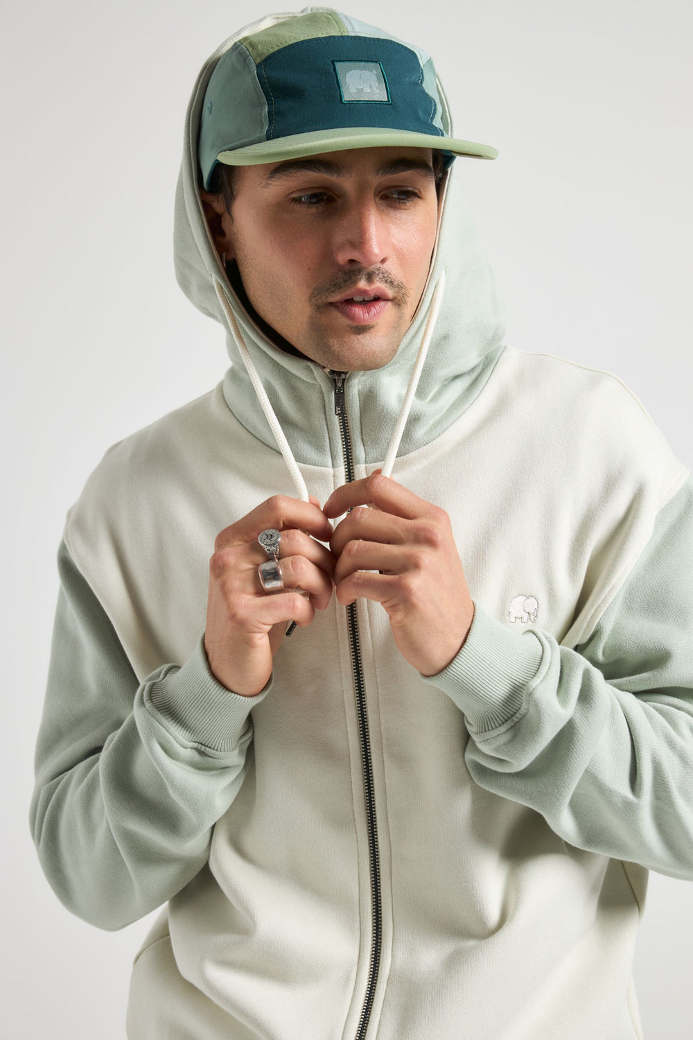 Personne portant un Color Block Zip Hoodie en Sea Glass, vue de face | TP_IMAGE_TYPE=MODEL_FRONT
