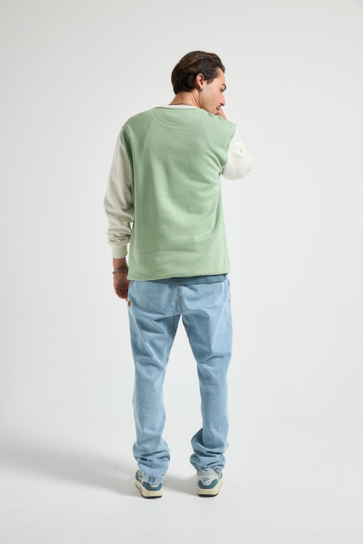 Personne portant un sweat à color block Salted Moss, vue de dos | TP_IMAGE_TYPE=MODEL_BACK