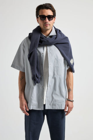 Persona che indossa una Mechanic Box Seaqual® Yarn S/S Shirt Indigo Stripes, vista frontale | TP_IMAGE_TYPE=MODEL_FRONT