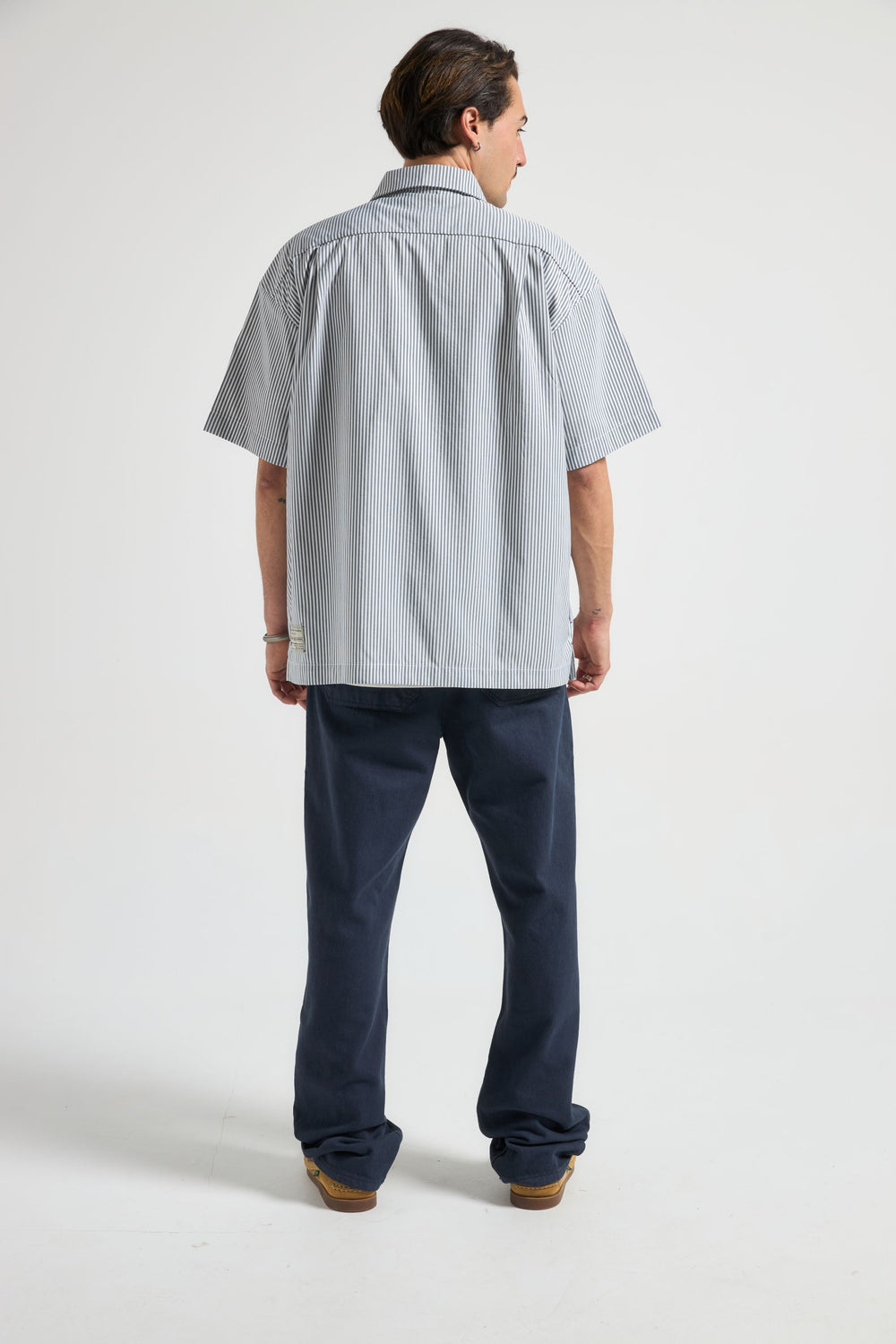 Person wearing a Mechanic Box Seaqual®Yarn S/S Shirt Indigo Stripes back view | TP_IMAGE_TYPE=MODEL_BACK