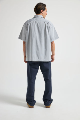 Persona che indossa una Mechanic Box Seaqual®Yarn S/S Shirt Indigo Stripes, vista posteriore | TP_IMAGE_TYPE=MODEL_BACK