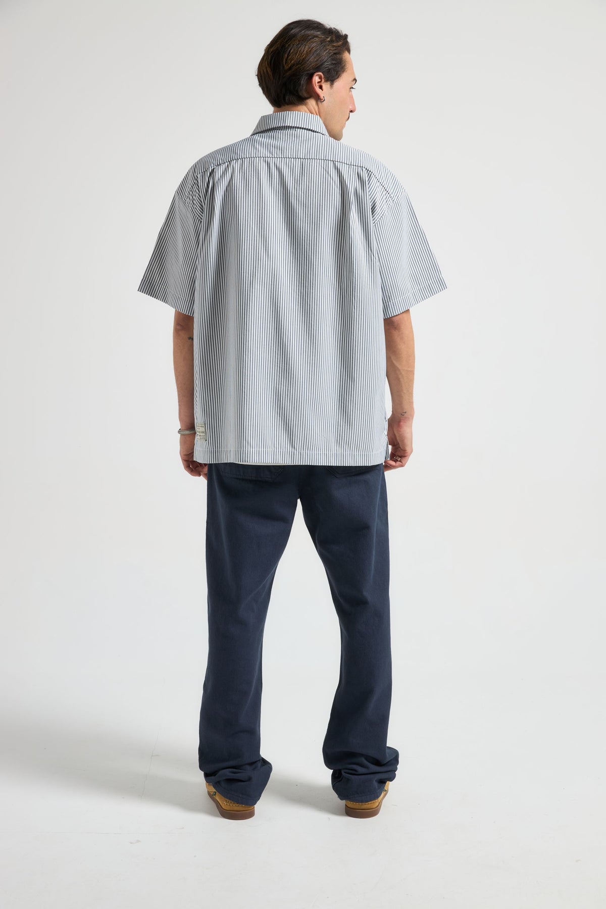 Persona che indossa una Mechanic Box Seaqual®Yarn S/S Shirt Indigo Stripes, vista posteriore | TP_IMAGE_TYPE=MODEL_BACK