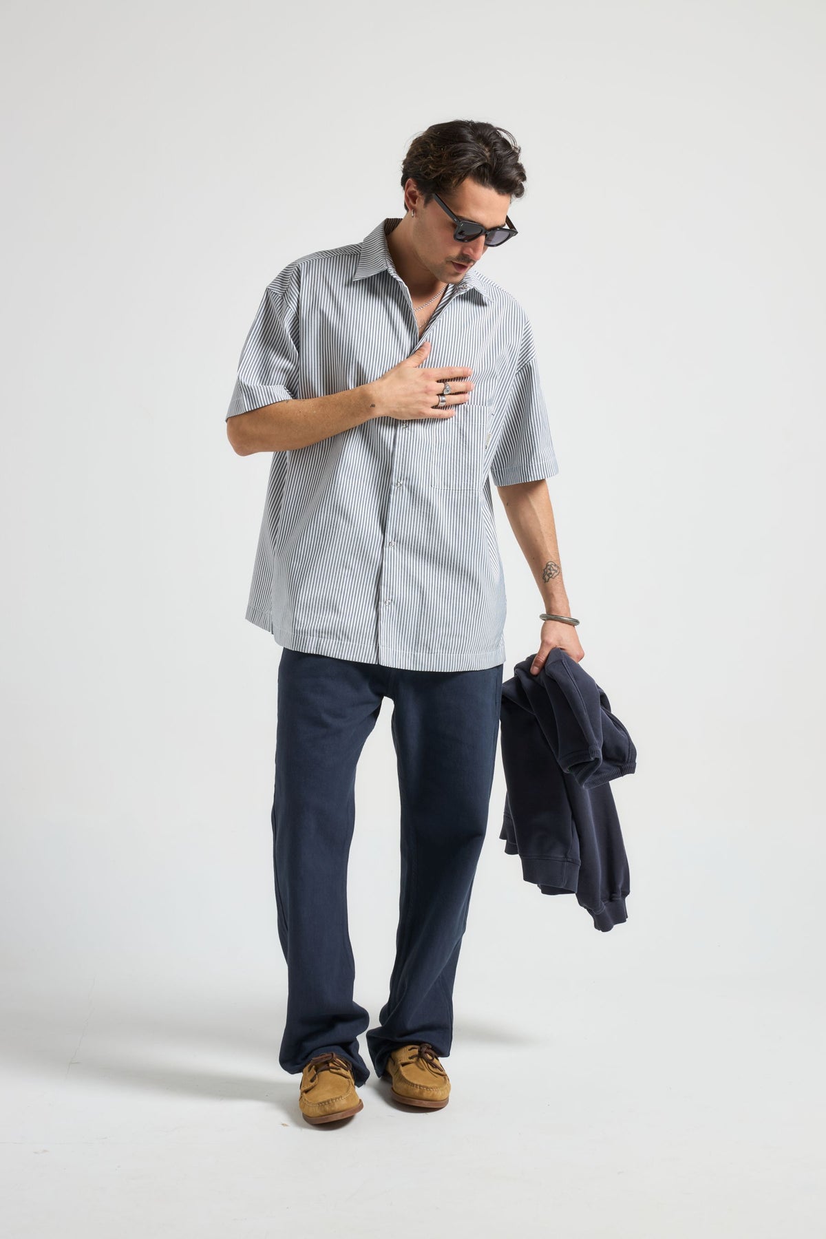 Persona che indossa una Mechanic Box Seaqual®Yarn S/S Shirt Indigo Stripes, vista frontale | TP_IMAGE_TYPE=MODEL_FRONT