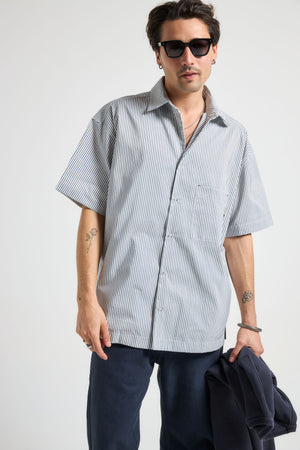 Persona che indossa una camicia Indigo Stripes Mechanic Box Seaqual®Yarn, vista frontale | TP_IMAGE_TYPE=MODEL_FRONT