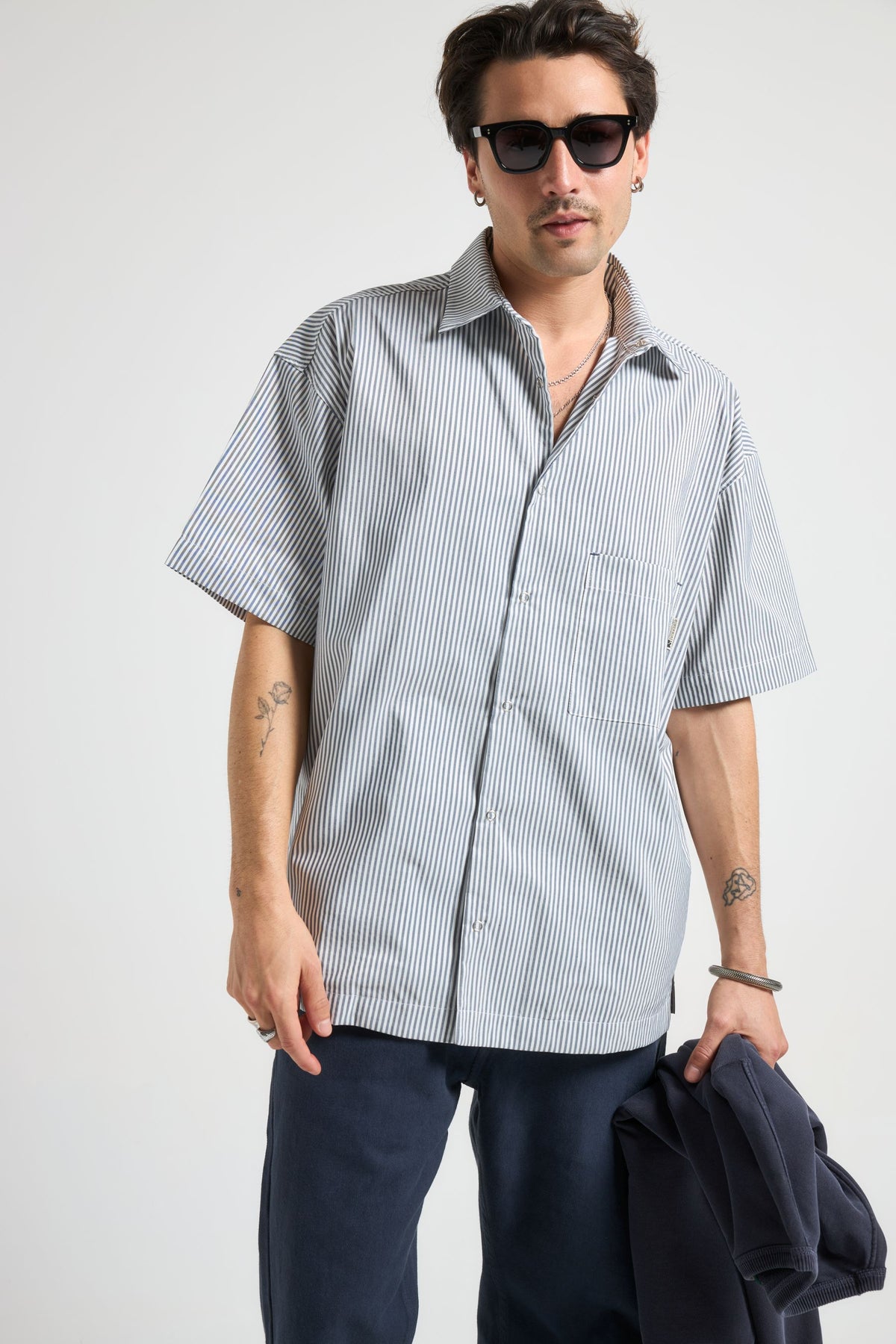 Persona che indossa una camicia Indigo Stripes Mechanic Box Seaqual®Yarn, vista frontale | TP_IMAGE_TYPE=MODEL_FRONT