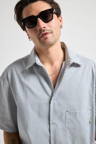 Persona che indossa una Indigo Stripes Mechanic Box Seaqual®Yarn S/S Shirt, vista frontale | TP_IMAGE_TYPE=MODEL_FRONT