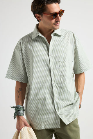 Personne portant une chemise à manches courtes Mechanic Box Seaqual® Yarn à rayures vertes, vue de face | TP_IMAGE_TYPE=MODEL_FRONT