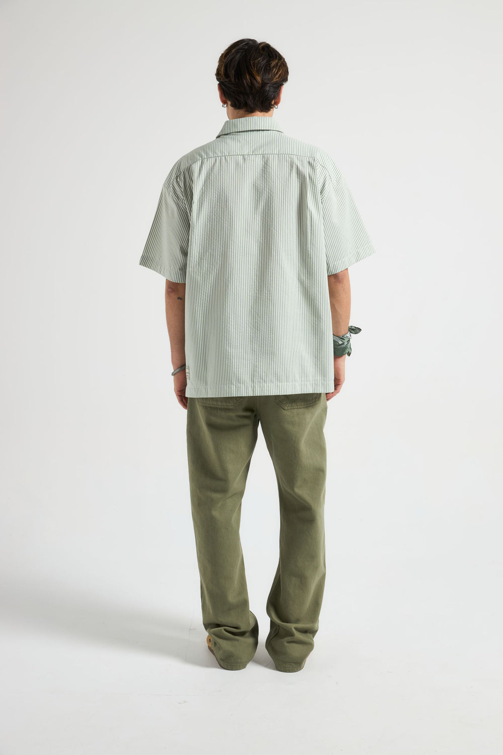 Person wearing a Mechanic Box Seaqual®Yarn S/S Shirt in green stripes back view | TP_IMAGE_TYPE=MODEL_BACK