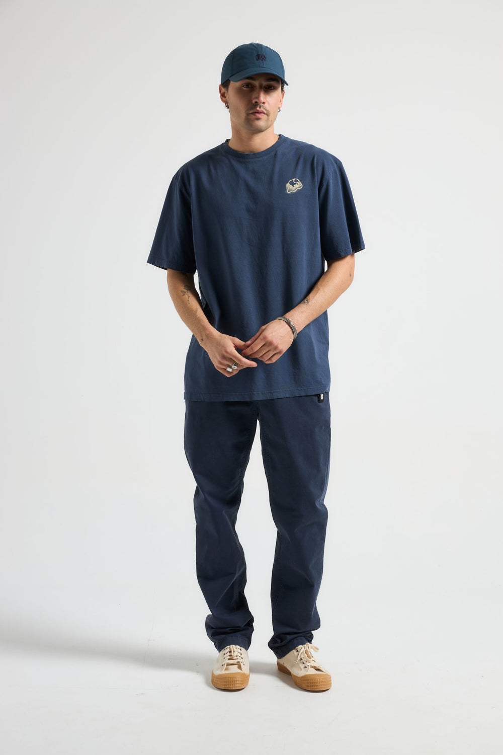 Persona che indossa una Panqueque T-Shirt Pageant Blue, vista frontale | TP_IMAGE_TYPE=MODEL_FRONT