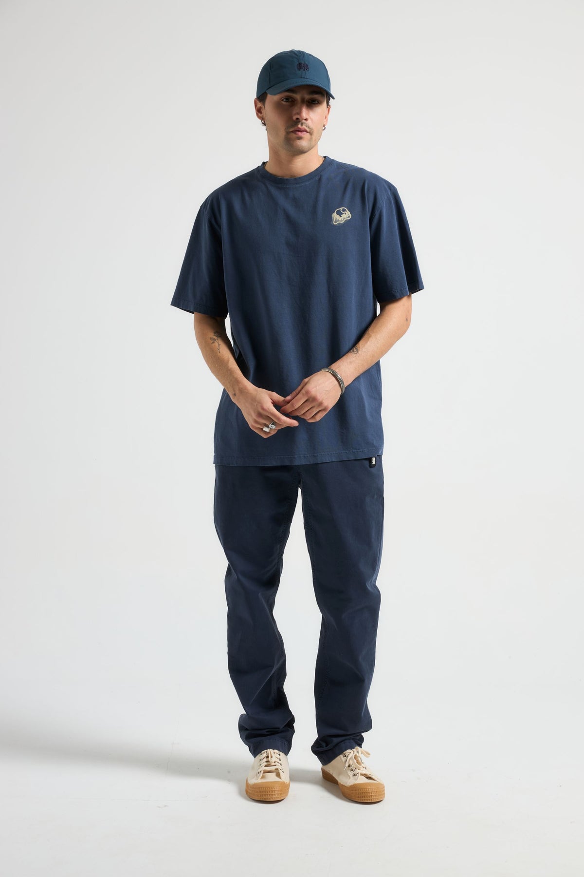Persona che indossa una Panqueque T-Shirt Pageant Blue, vista frontale | TP_IMAGE_TYPE=MODEL_FRONT