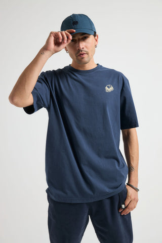 Persona che indossa una t-shirt Panqueque in Pageant Blue, vista frontale | TP_IMAGE_TYPE=MODEL_FRONT