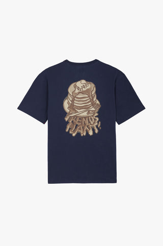 Vista posteriore di una Panqueque T-Shirt in Pageant Blue con una grafica | TP_IMAGE_TYPE=MODEL_BACK