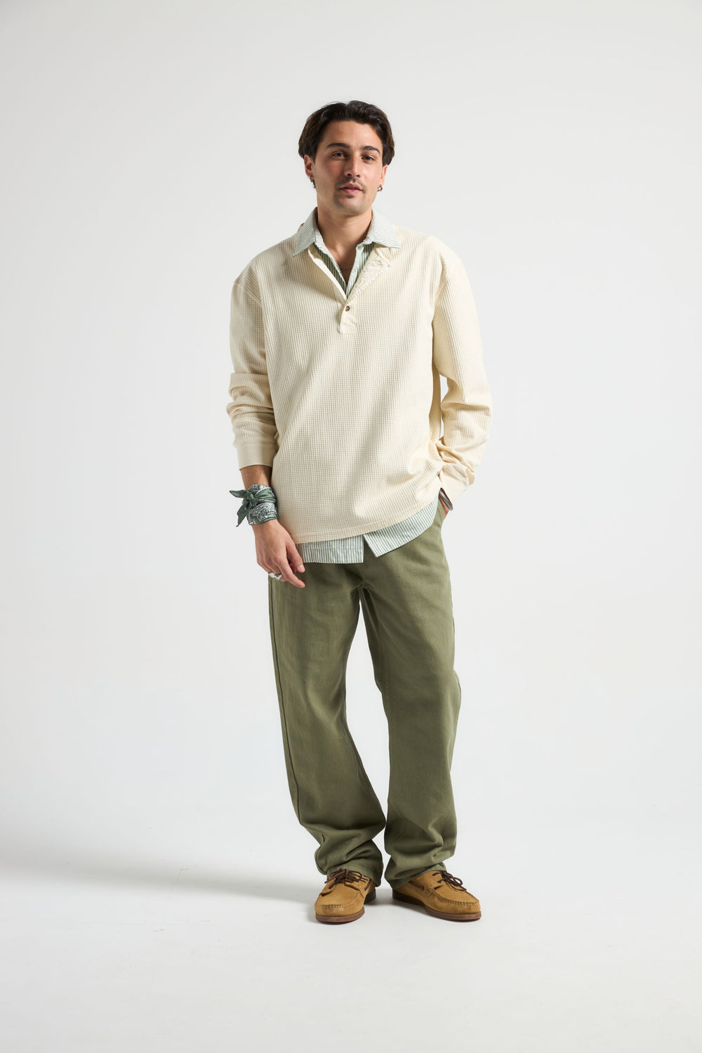 Personne portant un Antique White Deck L/S Waffle Henley, vue de face | TP_IMAGE_TYPE=MODEL_FRONT
