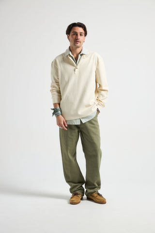 Personne portant un Antique White Deck L/S Waffle Henley, vue de face | TP_IMAGE_TYPE=MODEL_FRONT