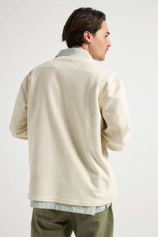 Personne portant un Deck L/S Waffle Henley en Antique White, vue de dos | TP_IMAGE_TYPE=MODEL_BACK