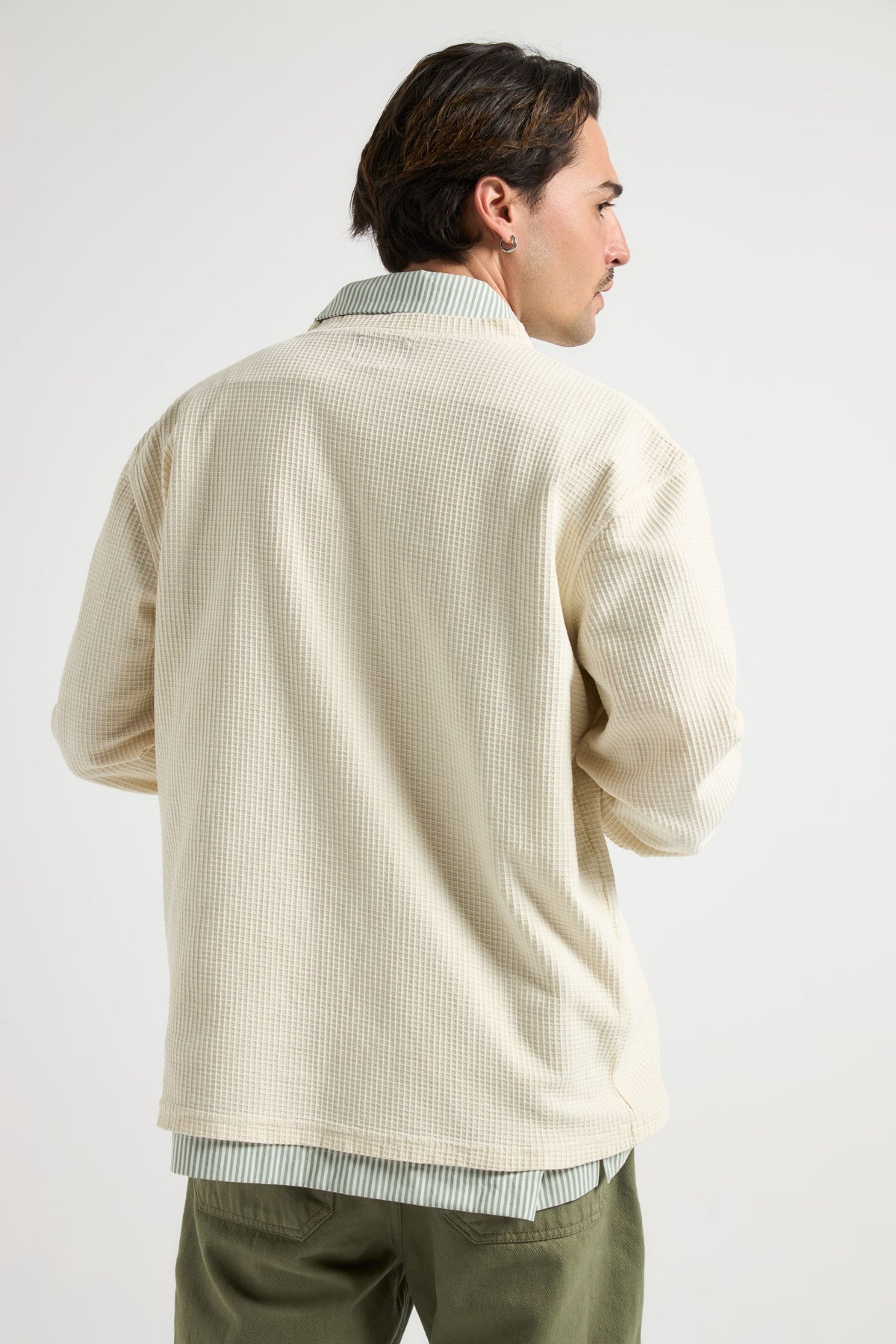 Personne portant un Deck L/S Waffle Henley en Antique White, vue de dos | TP_IMAGE_TYPE=MODEL_BACK