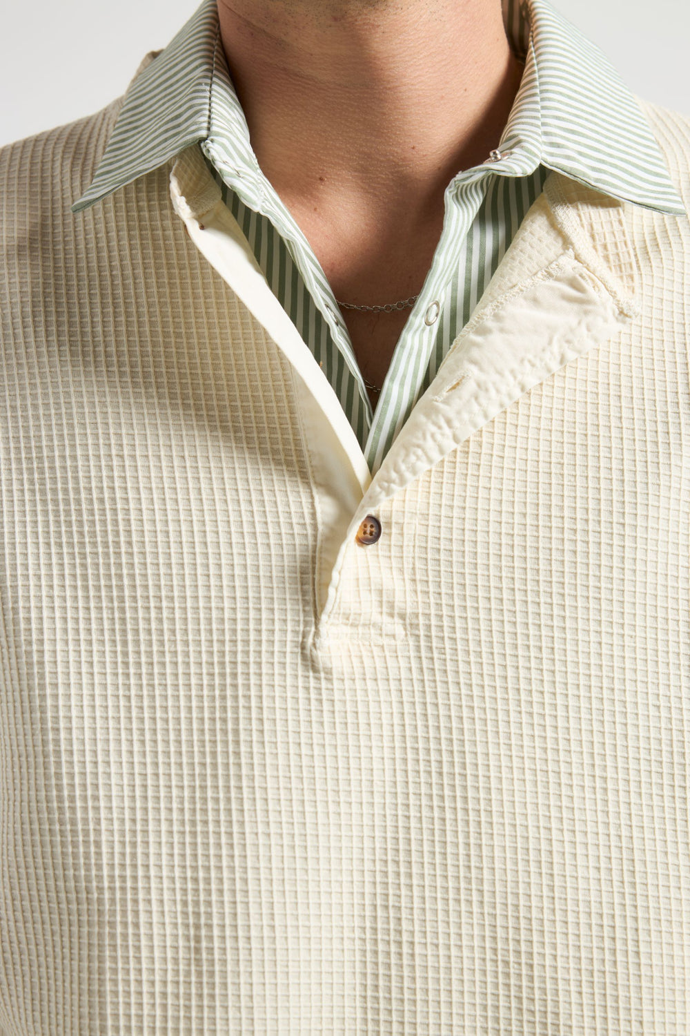 Personne portant un henley gaufré Antique White avec col boutonné | TP_IMAGE_TYPE=MODEL_FRONT