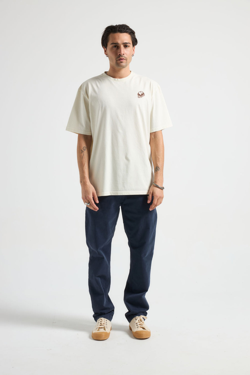 Personne portant un t-shirt Marshmallow, vue de face | TP_IMAGE_TYPE=MODEL_FRONT