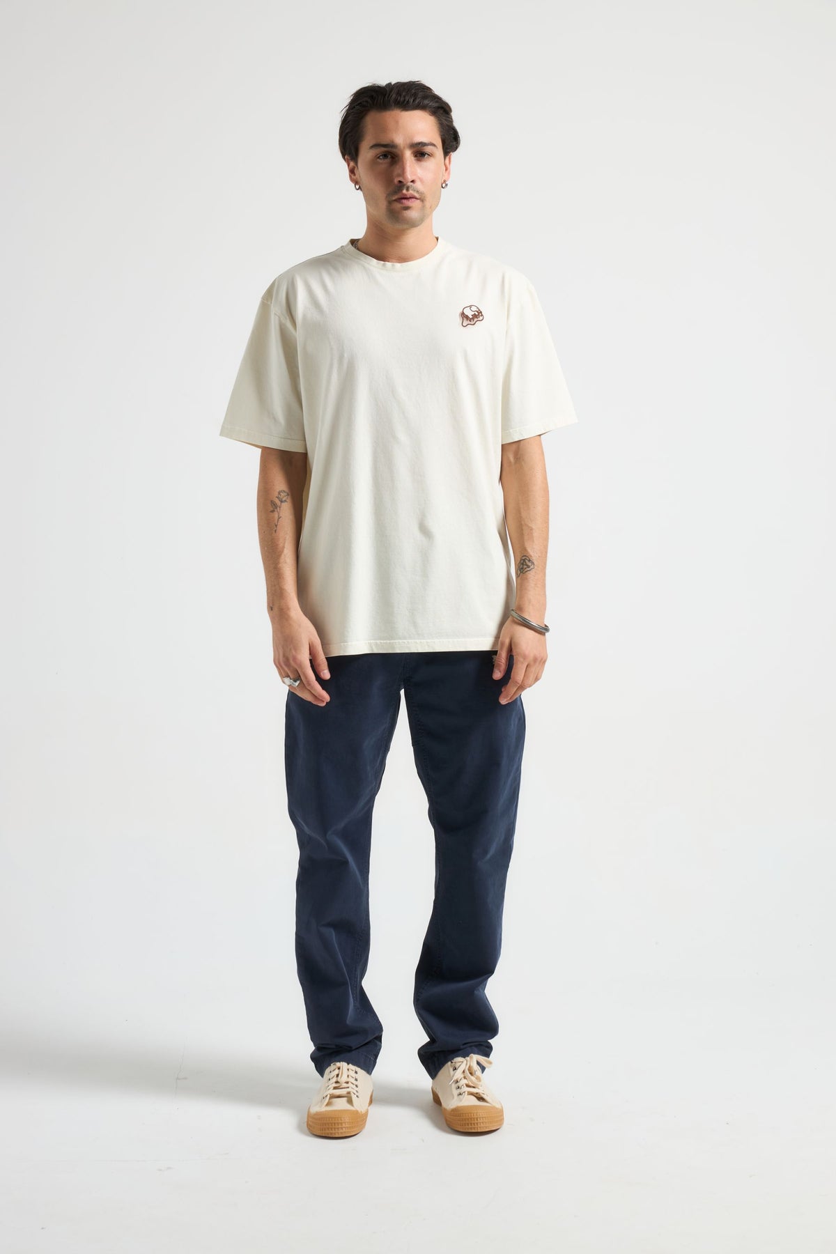 Personne portant un t-shirt Marshmallow, vue de face | TP_IMAGE_TYPE=MODEL_FRONT