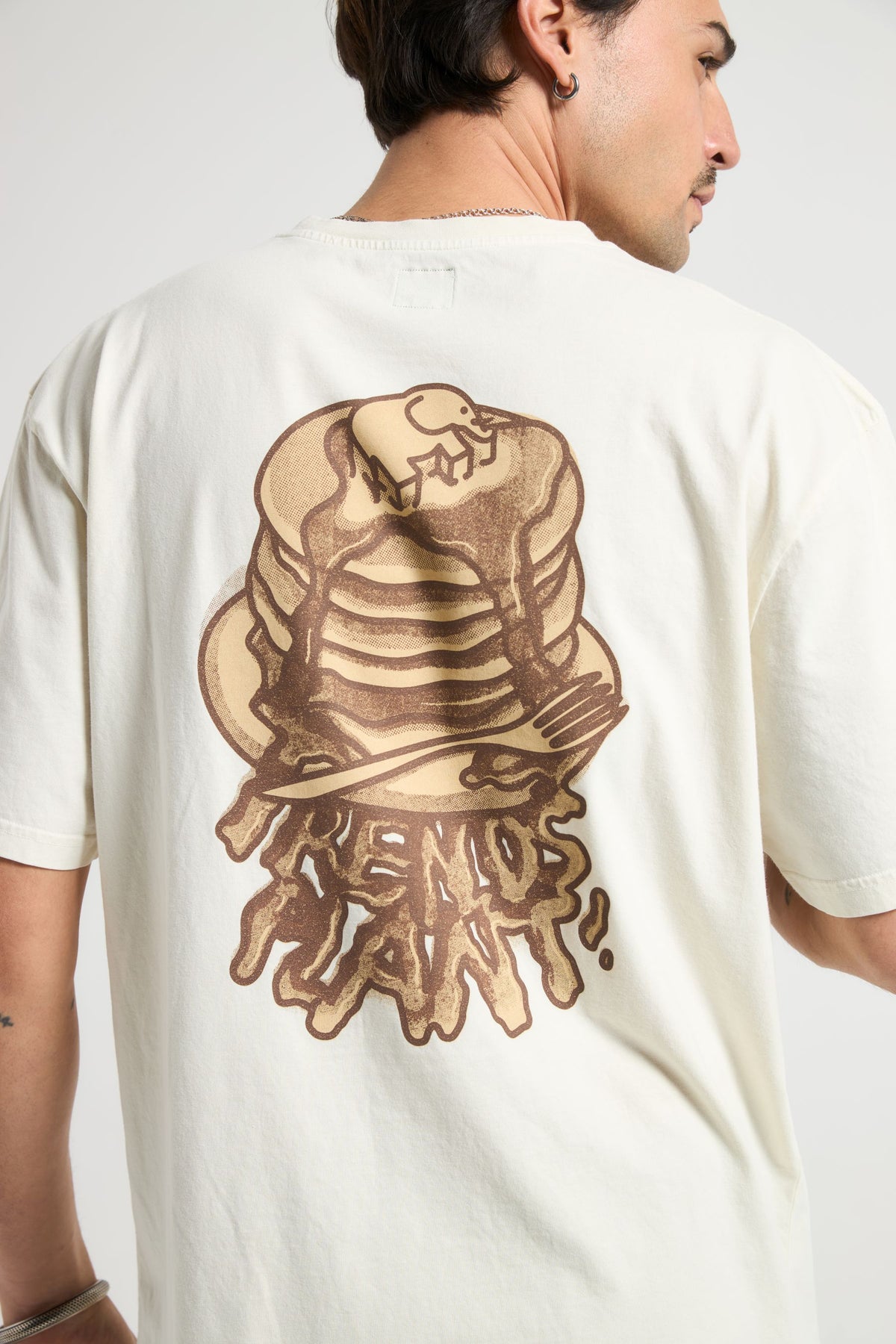 Personne portant un t-shirt Marshmallow avec un graphique de pancake, vue de dos | TP_IMAGE_TYPE=MODEL_BACK