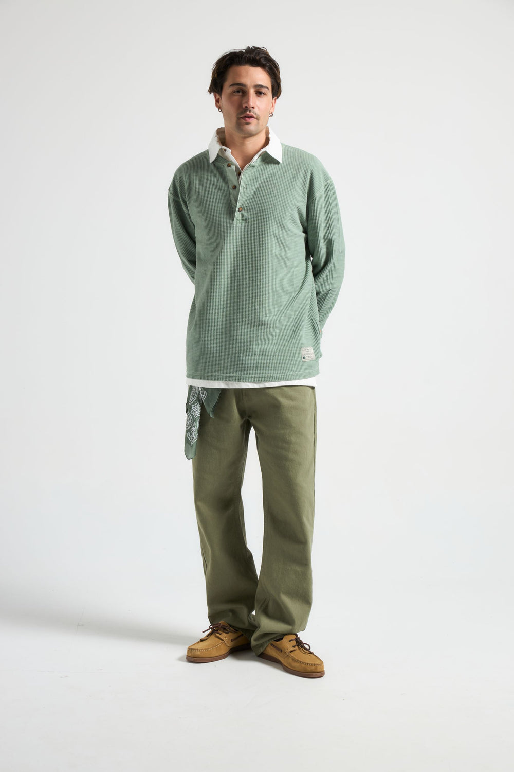 Personne portant une chemise henley gaufrée Hedge Green, vue de face | TP_IMAGE_TYPE=MODEL_FRONT