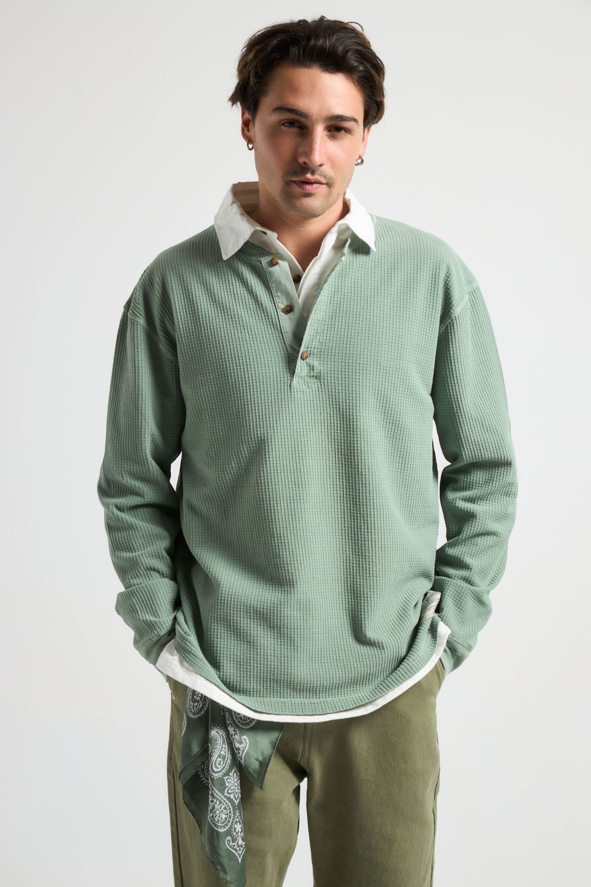 Personne portant une chemise henley en gaufré Hedge Green avec col blanc, vue de face | TP_IMAGE_TYPE=MODEL_FRONT