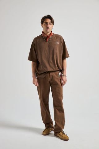 Personne portant un t-shirt oversize Saddle Brown, vue de face | TP_IMAGE_TYPE=MODEL_FRONT