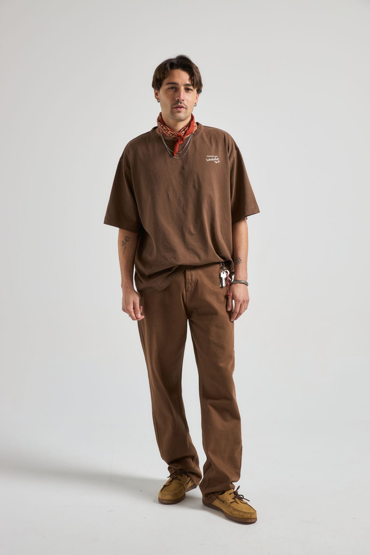 Personne portant un t-shirt oversize Saddle Brown, vue de face | TP_IMAGE_TYPE=MODEL_FRONT