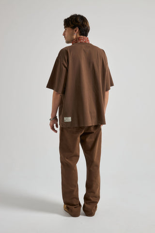 Personne portant un t-shirt oversize Saddle Brown, vue de dos | TP_IMAGE_TYPE=MODEL_BACK