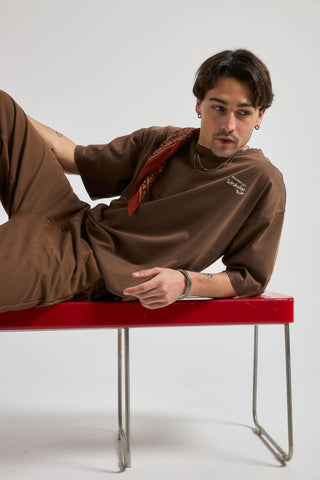 Personne portant un T-shirt Bench Oversized Saddle Brown vue de face | TP_IMAGE_TYPE=MODEL_FRONT