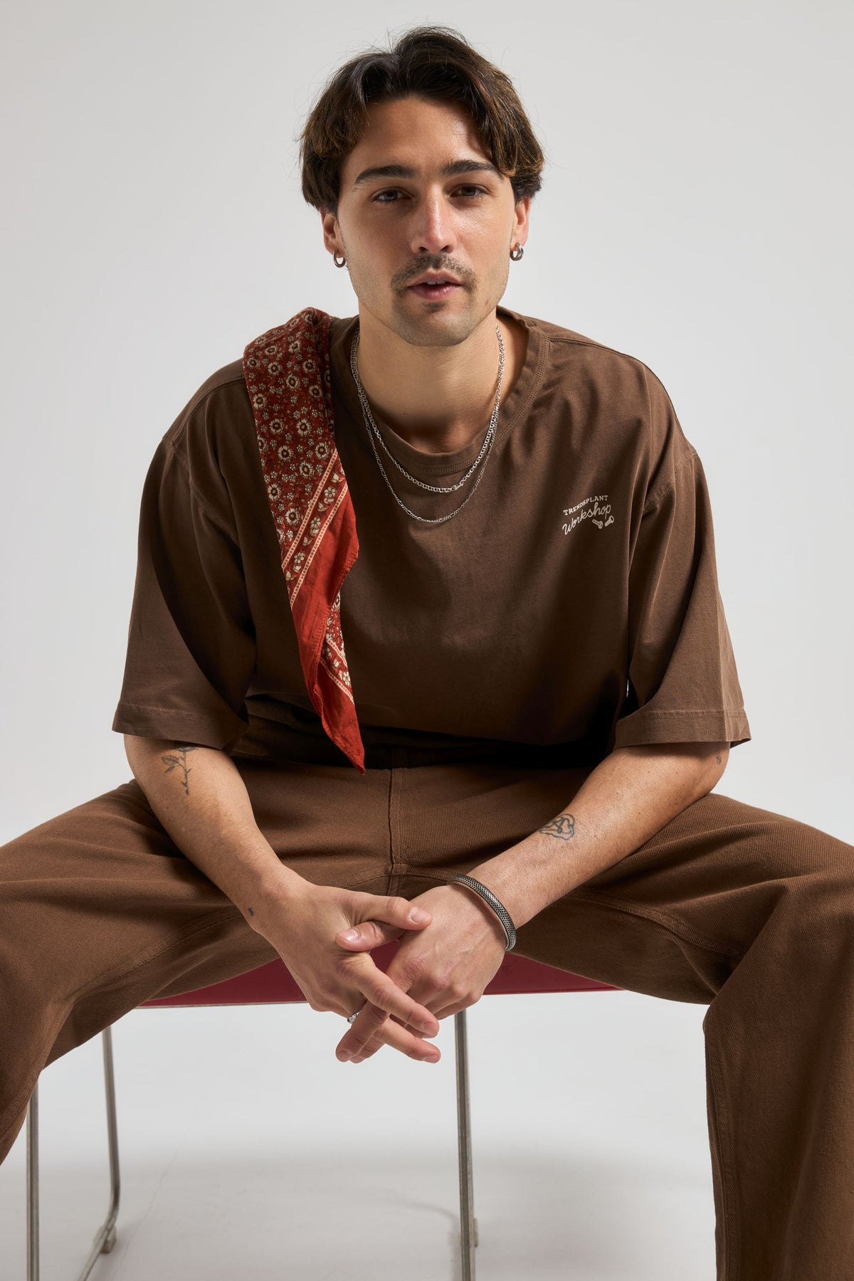 Personne portant un t-shirt oversize Saddle Brown, vue de face | TP_IMAGE_TYPE=MODEL_FRONT