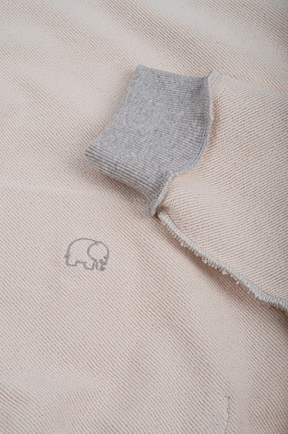 Felpa con cappuccio reversibile in pile rosa chiaro con polsino grigio e dettaglio del logo elefantino ricamato | TP_IMAGE_TYPE=DETAIL