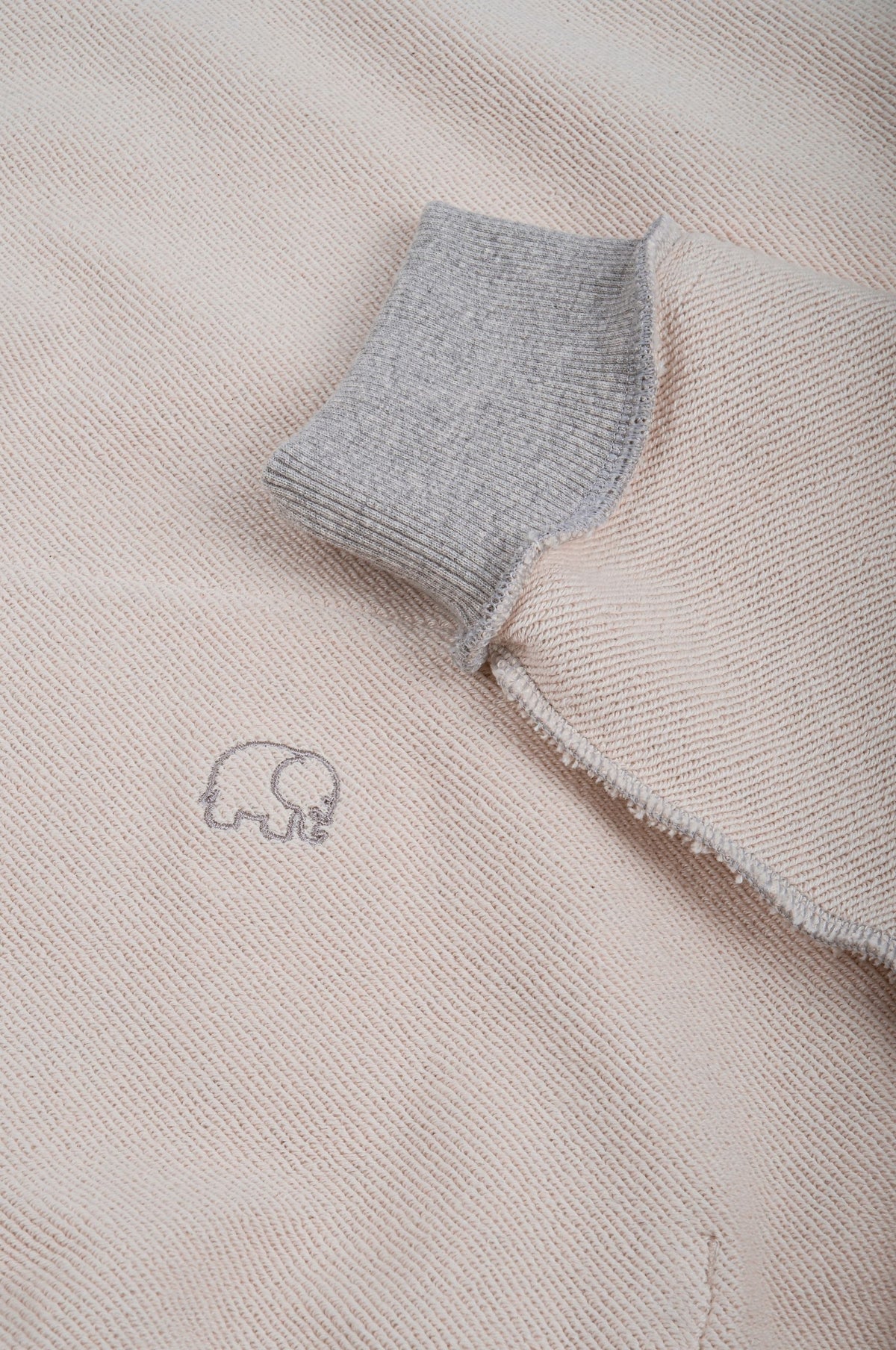 Felpa con cappuccio reversibile in pile rosa chiaro con polsino grigio e dettaglio del logo elefantino ricamato | TP_IMAGE_TYPE=DETAIL