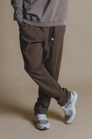Personne portant le Ecodye Cotton Climber Pant en Ivy Green, vue de face | TP_IMAGE_TYPE=MODEL_FRONT