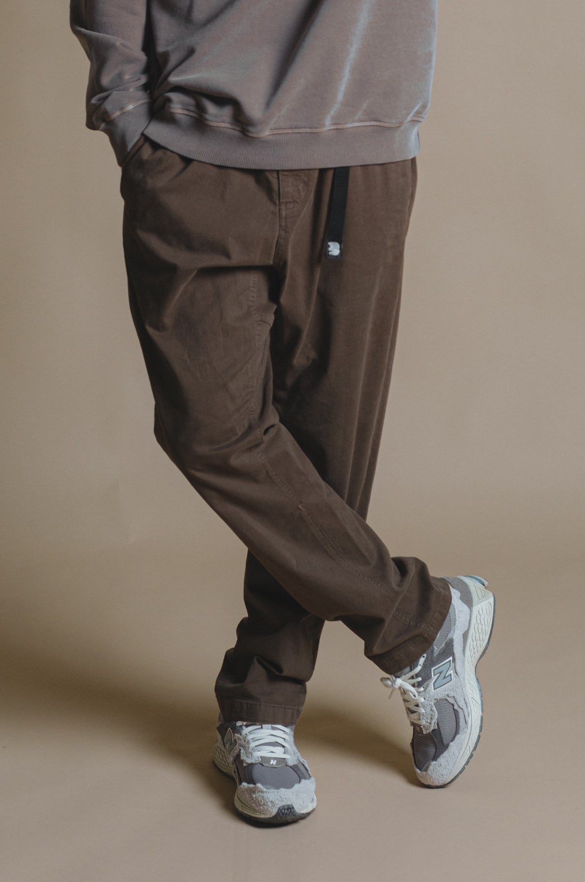 Personne portant le Ecodye Cotton Climber Pant en Ivy Green, vue de face | TP_IMAGE_TYPE=MODEL_FRONT
