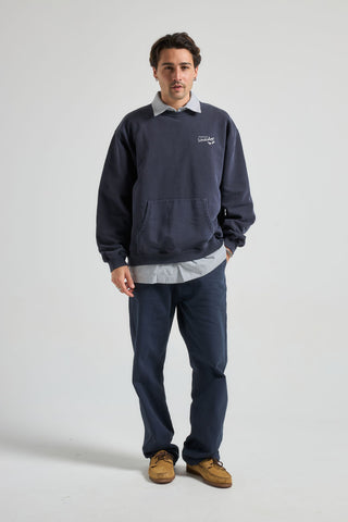 Personne portant le sweat The Garage Sweatshirt en Baritone Blue, vue de face | TP_IMAGE_TYPE=MODEL_FRONT