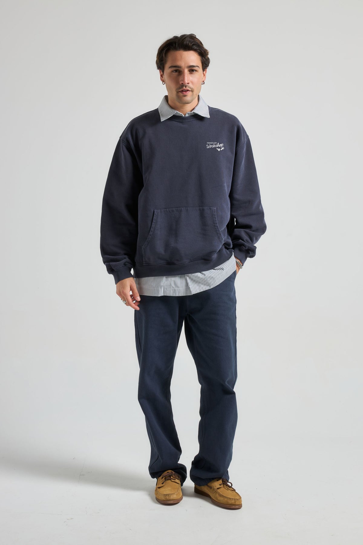 Personne portant le sweat The Garage Sweatshirt en Baritone Blue, vue de face | TP_IMAGE_TYPE=MODEL_FRONT