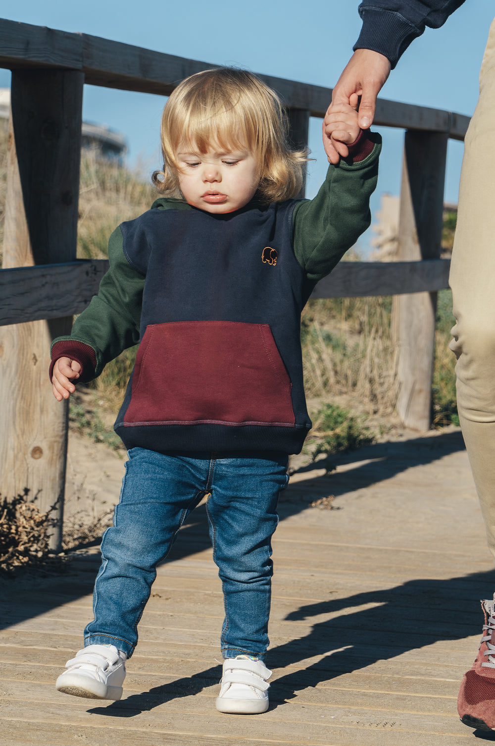 Personne portant un Kid's Color Block Hoodie Trendsplant Blue en marchant à l'extérieur | TP_IMAGE_TYPE=LIFESTYLE