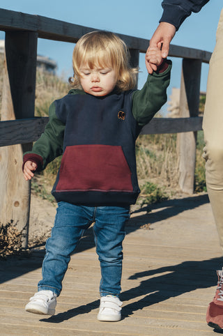 Personne portant un Kid's Color Block Hoodie Trendsplant Blue en marchant à l'extérieur | TP_IMAGE_TYPE=LIFESTYLE