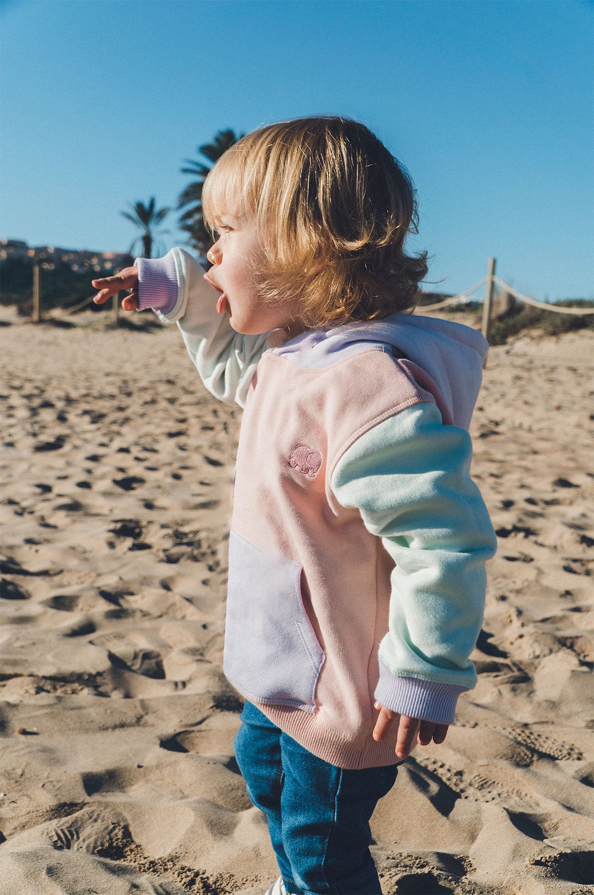 Persona che indossa una Kid's Color Block Hoodie in Pale Pink, vista frontale | TP_IMAGE_TYPE=MODEL_FRONT