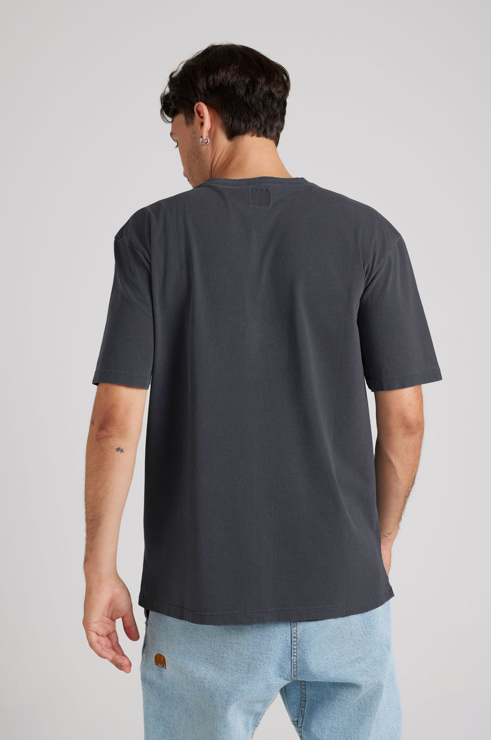 Persona che indossa la camicia Garza Magnet Grey vista di spalle, abbinata a jeans blu chiaro. | TP_IMAGE_TYPE=MODEL_BACK