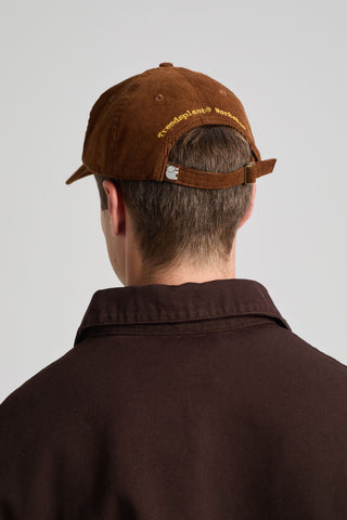 Personne portant une casquette Timber en velours côtelé brun caramel, vue de dos | TP_IMAGE_TYPE=MODEL_BACK
