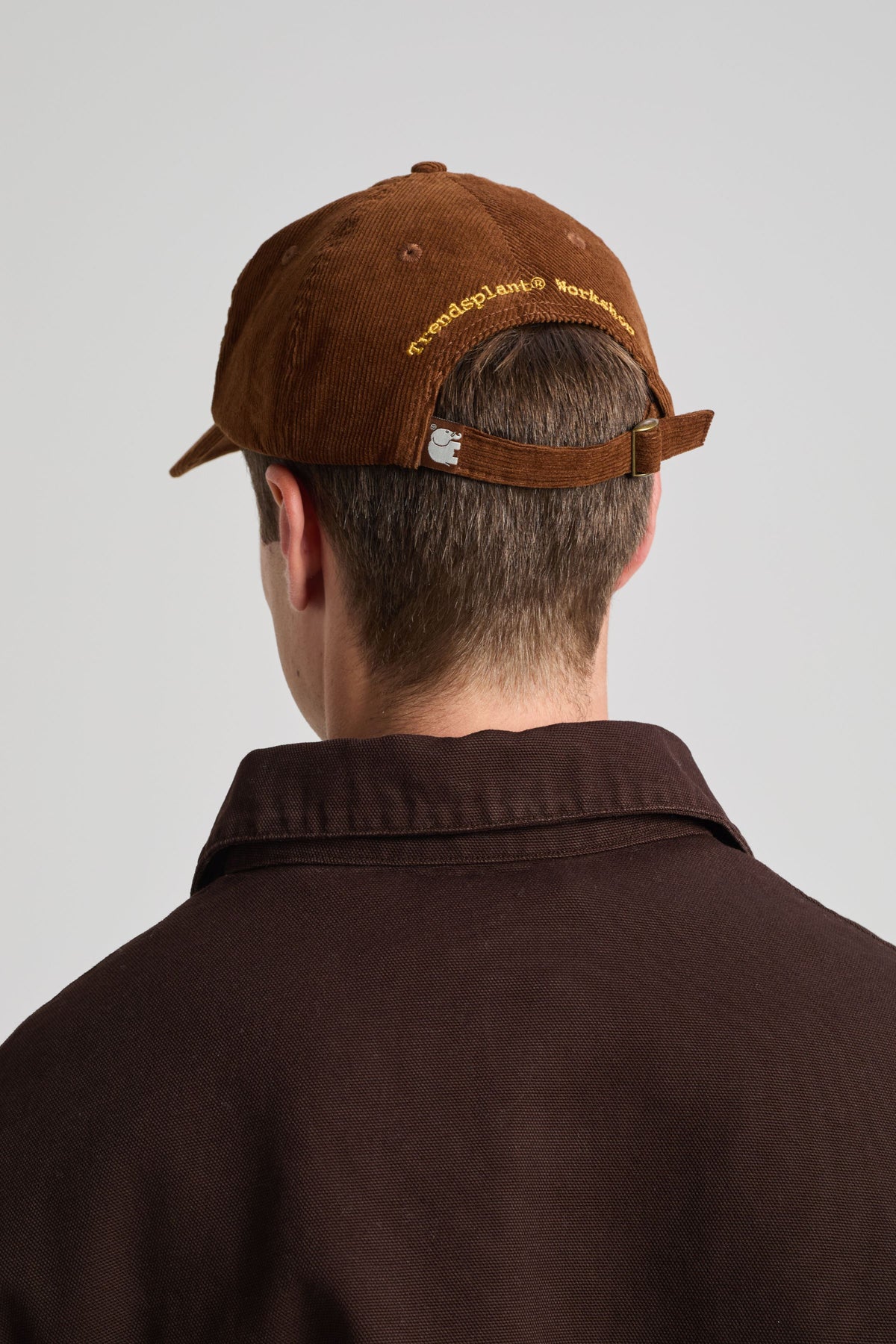 Personne portant une casquette Timber en velours côtelé brun caramel, vue de dos | TP_IMAGE_TYPE=MODEL_BACK