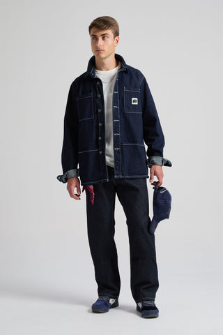 Persona che indossa una Albir Denim Overshirt in lavaggio medio, vista frontale | TP_IMAGE_TYPE=MODEL_FRONT