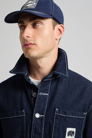 Persona che indossa un Albir Denim Overshirt in Medium Wash, vista frontale | TP_IMAGE_TYPE=MODEL_FRONT