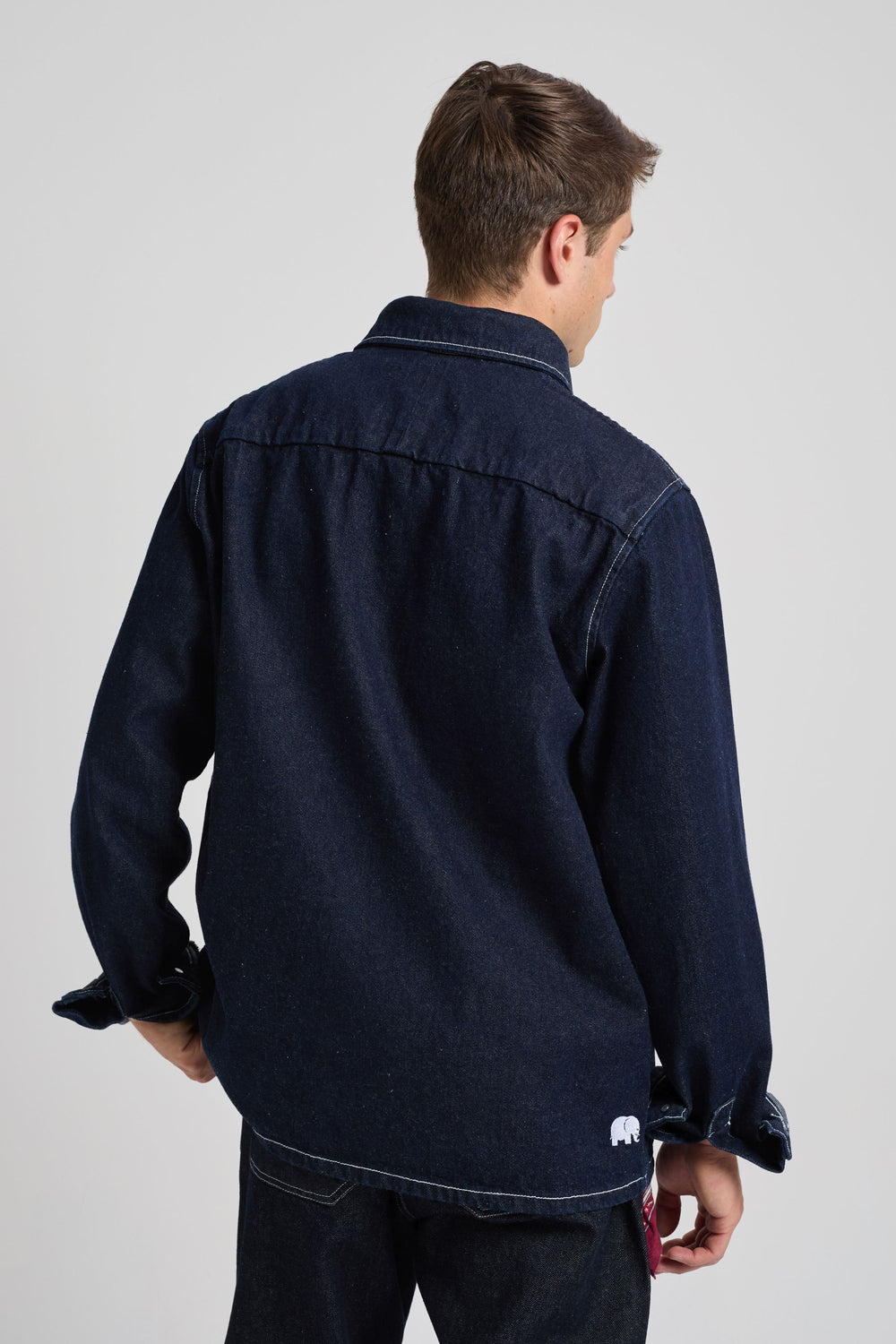 Persona che indossa un Albir Denim Overshirt Medium Wash, vista posteriore | TP_IMAGE_TYPE=MODEL_BACK