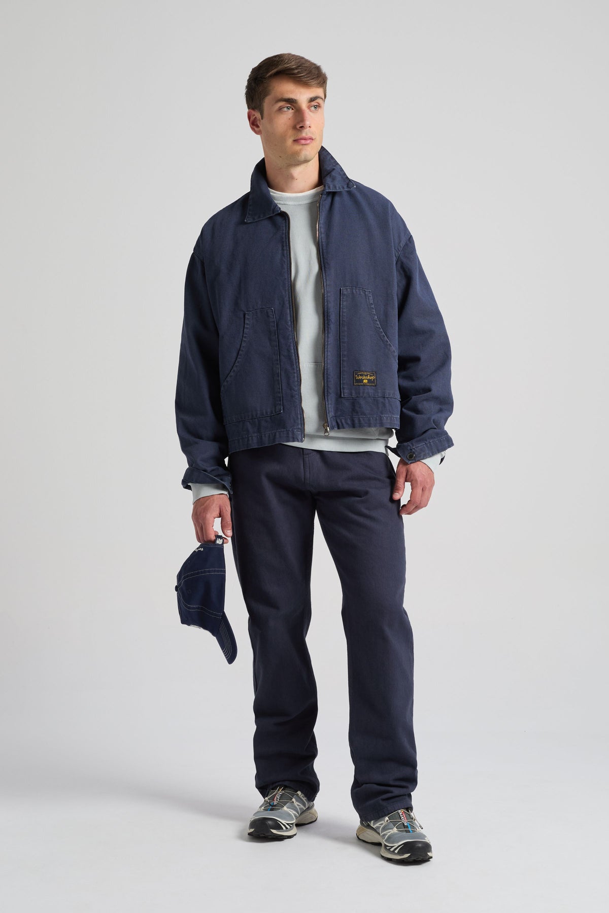 Personne portant une Mason Cropped Jacket en India Ink, vue de face | TP_IMAGE_TYPE=MODEL_FRONT