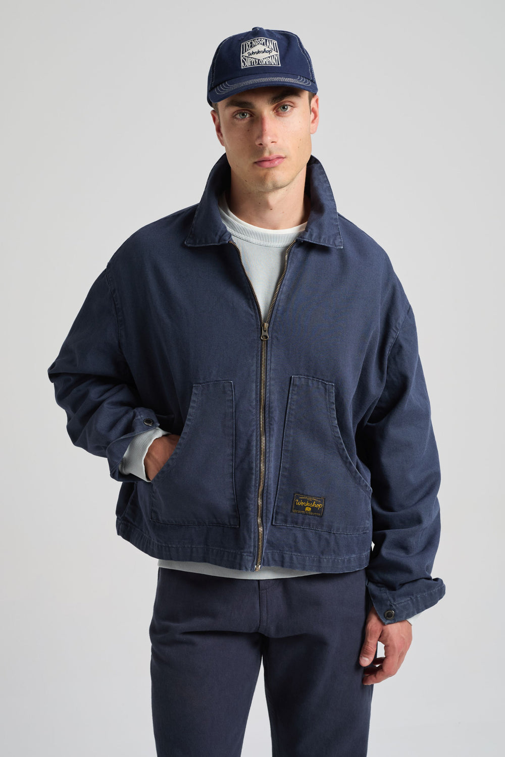 Persona che indossa una Mason Cropped Jacket in India Ink, vista frontale | TP_IMAGE_TYPE=MODEL_FRONT